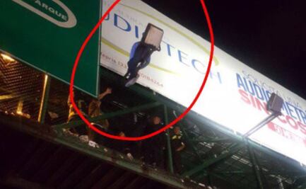 Hombre sube a espectacular para evitar su retiro en colonia Periodistas