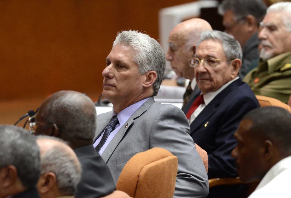 El presidente de Cuba, Miguel Díaz-Canel, y su antecesor Raúl Castro (Foto: Xinhua)