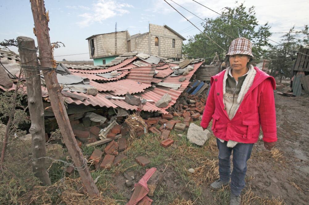 La fuga de agua causó daños a medio centenar de casas, entre ellas una vivienda de adobe que se vino abajo en la comunidad de San Carlos Autopan, en el Estado de México (JORGE ALVARADO. EL UNIVERSAL)