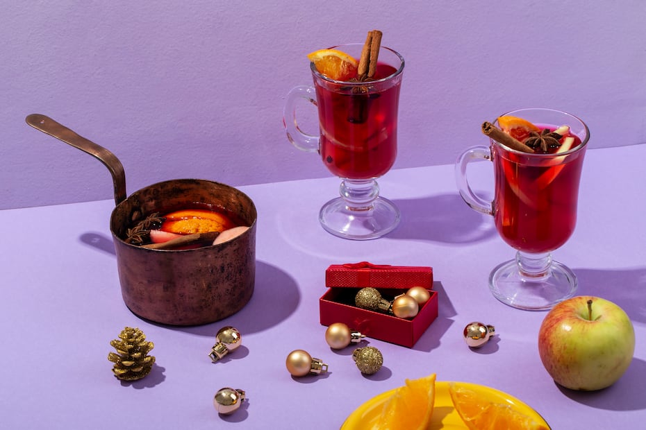 El ponche de frutas se prepara con ingredientes de temporada como caña, piña y tejocote, típicos de la Navidad mexicana. Foto: Freepik