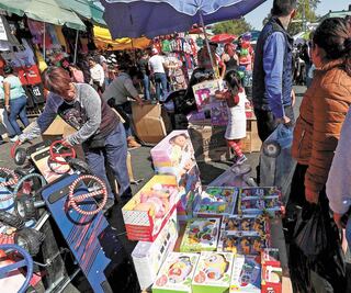 Sorprenden a funcionarios robando juguetes