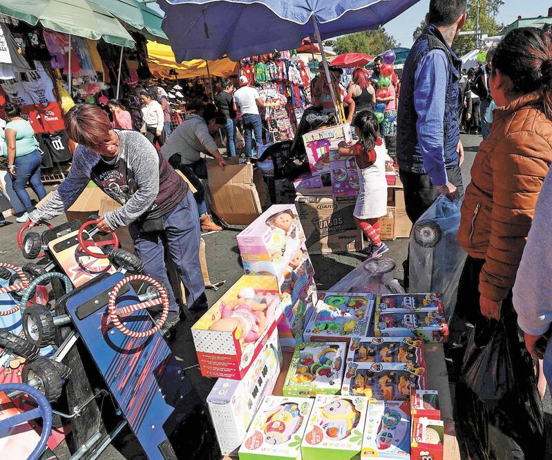 Abuso. Los empleados de la alcaldía Iztacalco confesaron que “se les hizo fácil” llevarse unos juguetes para el Día de Reyes, aunque luego optaron por devolverlos. ARCHIVO EL UNIVERSAL