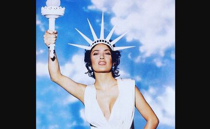 Salma Hayek, como Estatua de la Libertad, escribe a Joe Biden y Kamala Harris