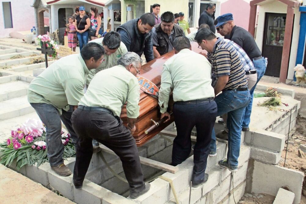 Amigos y colegas de Maximino Rodríguez Palacios, asesinado a tiros el viernes en La Paz, Baja California Sur, le dieron ayer el último adiós. Sus restos fueron enterrados en el panteón Jardines del Recuerdo. (GLADYS RODRÍGUEZ. EL UNIVERSAL)