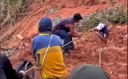 Rescatan a un hombre semienterrado tras derrumbe por lluvias de la semana pasada en Hidalgo