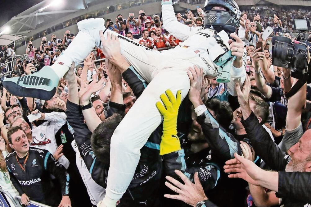 El gran sueño del alemán se cumplió y dice adiós tras 25 años en los autos. (FOTO: VALDRIN XHEMAJ. EFE)