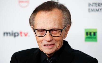Retiran de cuidados intensivos a Larry King, quien lucha contra el Covid-19
