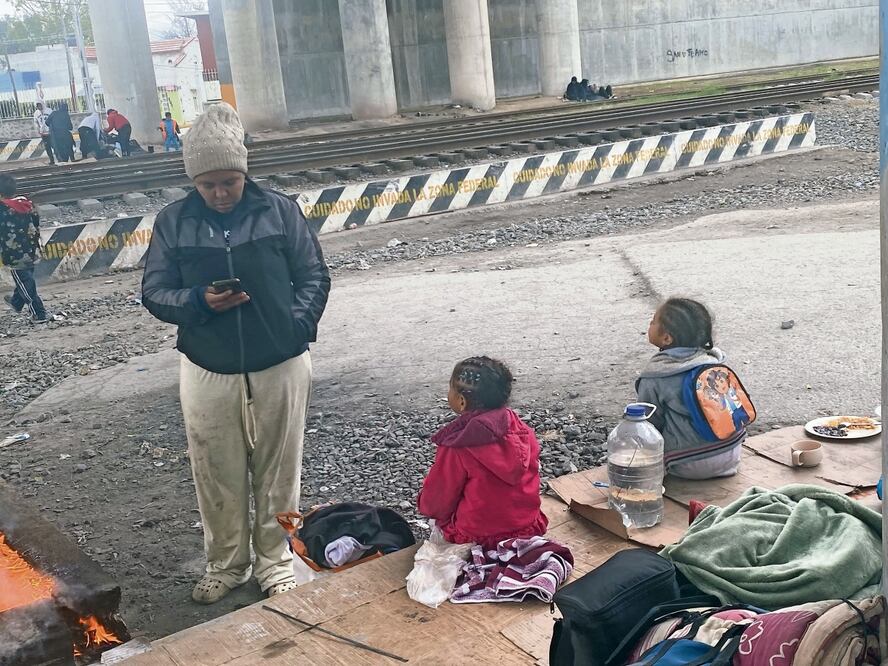 A un lado de las vías, familias enteras esperan el momento de poder partir hacia Estados Unidos; algunos piden ayuda, pues no se quieren quedar en el país.