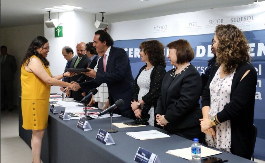 El funcionario federal encabezó la ceremonia de premiación del concurso de cartel sobre Prevención de la Tortura. /Tomada de AlbertoEBeltran