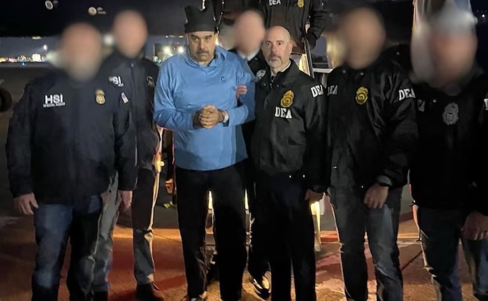El presidente de Venezuela, Nicolás Maduro, es escoltado por el administrador de la Administración de Control de Drogas de Estados Unidos, Terry Cole, después de llegar a la Base de la Guardia Nacional Aérea Stewart en Newburgh, Nueva York, el 3 de enero de 2026. Foto: ABC News