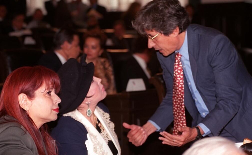 Senado guarda minuto de silencio en memoria de Irma Serrano