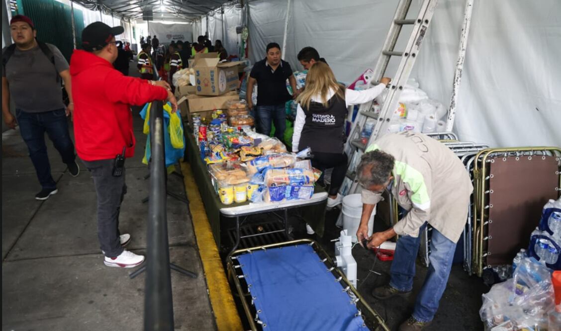 Continúa llegando la ayuda para familiares de víctimas que están internados en el hospital Magdalena de las Salinas, en la Ciudad de México, el 13 de septiembre de 2025. Foto: Carlos Mejía/EL UNIVERSAL