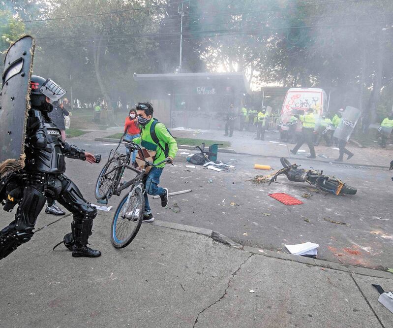 Manifestantes se enfrentan a la policía en Bogotá, durante la protesta por la muerte de un abogado, a manos de efectivos. JUAN BARRETO. AFP