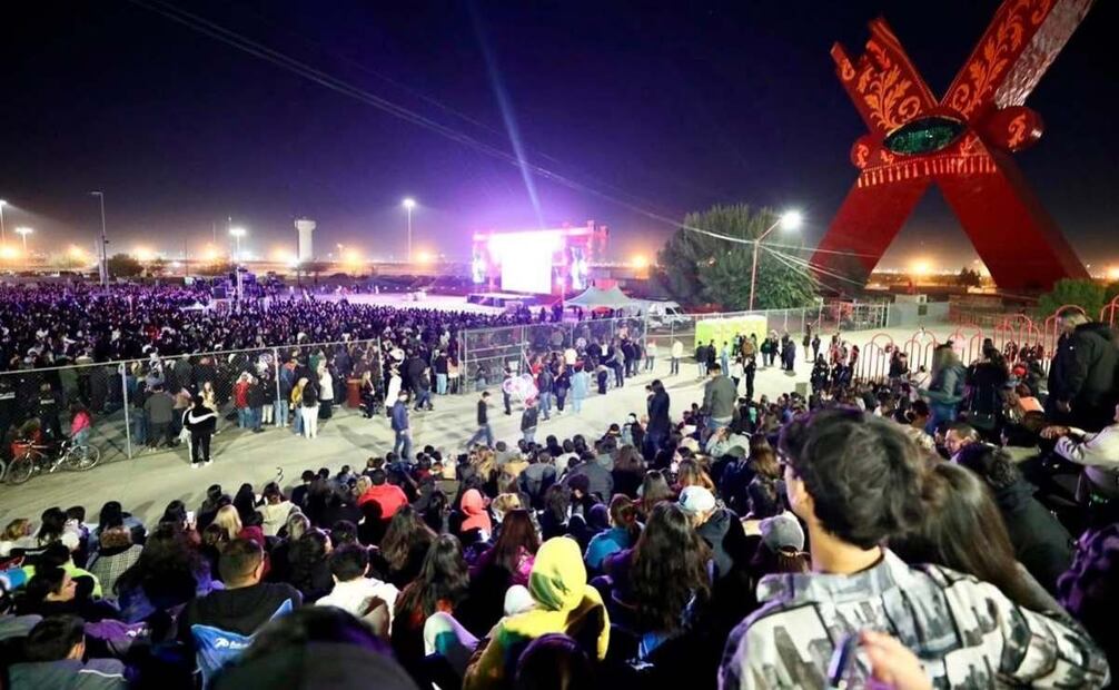 Decenas de personas se reunieron para presenciar la proyección del concierto de Juan Gabriel (30/11/2025). Foto: Especial