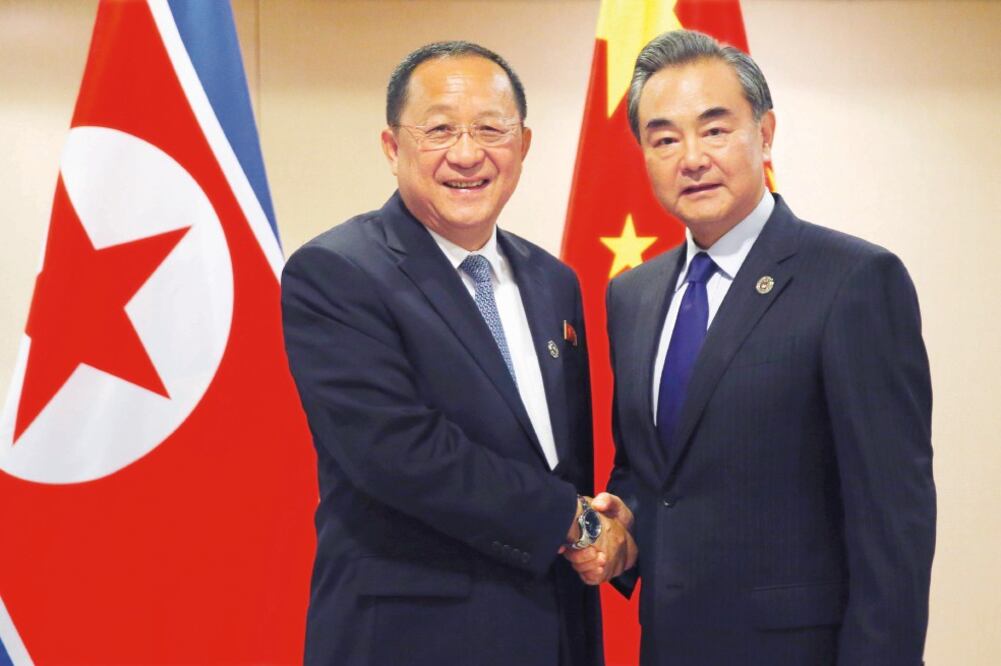 El ministro de Relaciones Exteriores de Norcorea, Ri Yong Ho (izq.), y su homólogo chino, Wang Yi (der.), dialogaron sobre el problema nuclear (BULLIT MARQUEZ. AP)