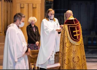 Bingo Allison, el primer sacerdote no binario ordenado en la Iglesia católica de Inglaterra