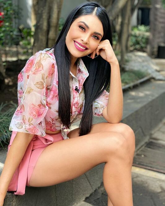 La conductora lució completamente diferente... y a veces eso no es positivo. Foto: Instagram @KristalSilva_