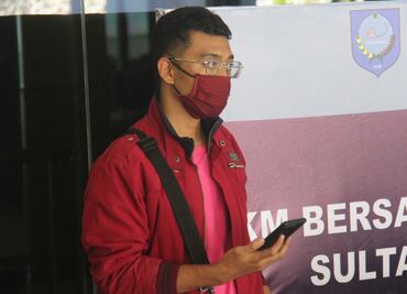 Hombre se disfraza como mujer para tomar vuelo en Indonesia; tenía coronavirus