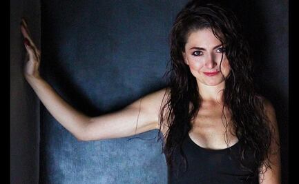 Sandra Becerril abre la puerta de una casa poseída