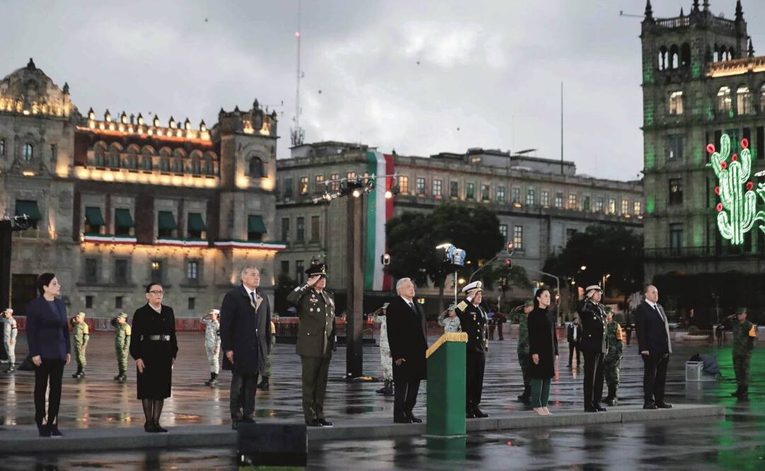 Andrés Manuel López Obrador, presidente de México, encabezó el izamiento de Bandera en memoria de las víctimas de los sismos de 1985 y 2017 en la plancha del Zócalo. Foto: Diego Simón/EL UNIVERSAL