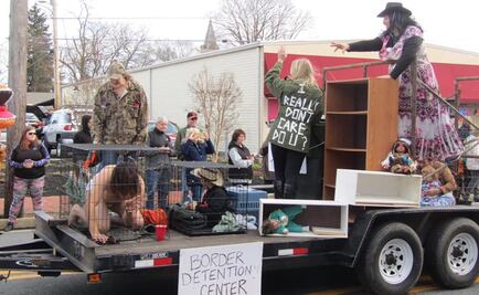 Desfile en EU causa indignación por simular niños migrantes enjaulados