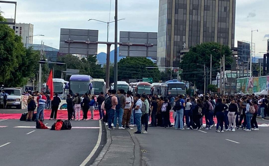 Normalistas bloquean Av. Universidad en alcaldía Benito Juárez (01/07/2025). Foto: Juan Carlos Williams / EL UNIVERSAL