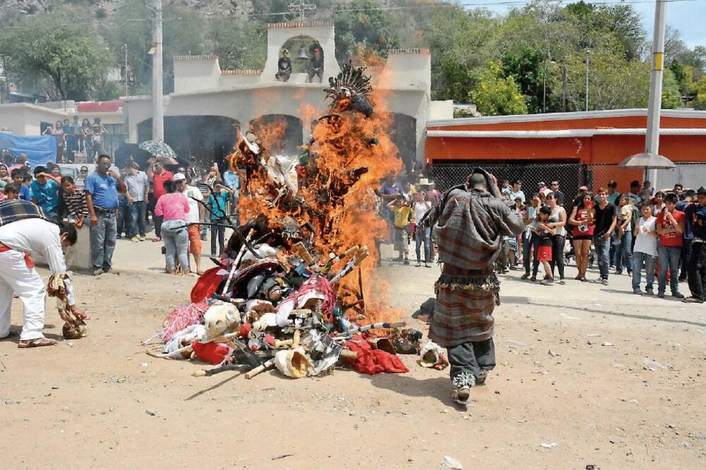 Los “fa r i seo s”, un ejército maligno, busca al hijo de Dios para inflingirle penas; las tradiciones ancestrales y las costumbres católicas se entremezclan en estas festividades (AMALIA ESCOBAR. EL UNIVERSAL)
