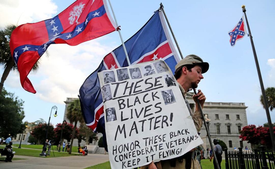Los demócratas dicen que tanto la bandera como el asta deben irse (Foto: AP)