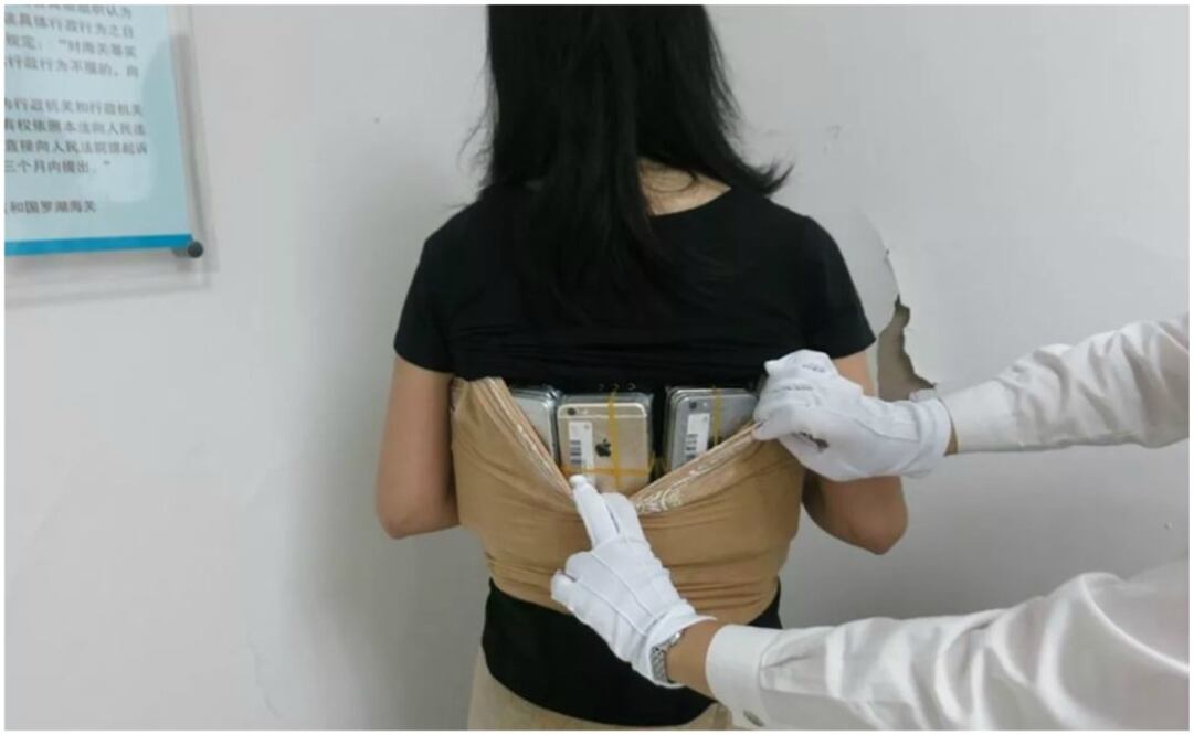 Los aparatos estaban por todas partes, desde sus piernas hasta su pecho