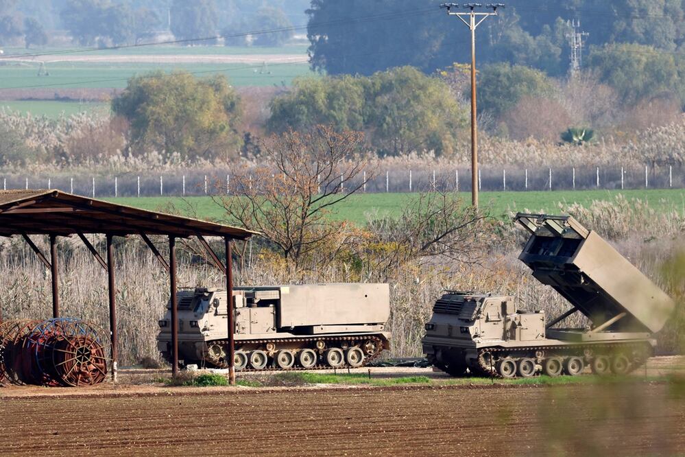 Lanzadores de cohetes múltiples israelíes están desplegados en la Alta Galilea, en el norte de Israel, cerca de la frontera con el Líbano, el 28 de diciembre de 2023. Foto: AFP