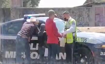 Policía de Michoacán ¿recibe soborno? de automovilista y queda grabado en video; autoridades abren investigación