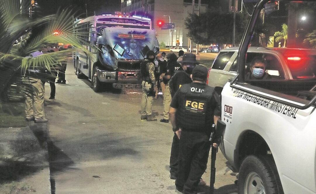 El chofer de un camión de transporte público de la ruta Caleta-Base, en la Costera Miguel Alemán, fue asesinado a balazos el miércoles. Foto: Carlos Alberto Carbajal/ CUARTOSCURO