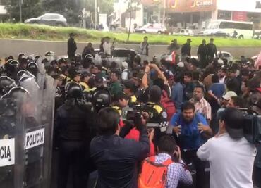 Gresca entre granaderos y oaxaqueños en Periférico tras marcha de mezcaleros