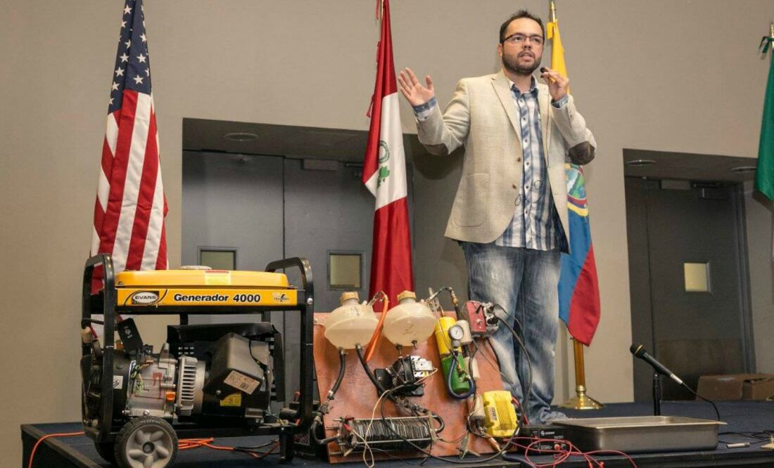 La electrólisis es un medio por el que induces líquido a que pase por una corriente eléctrica controlada y logras una reacción electroquímica