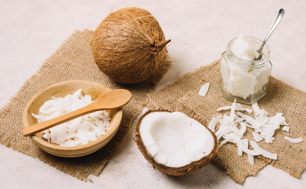 Entre menos maduro, más agua contiene el coco. Foto: Freepik