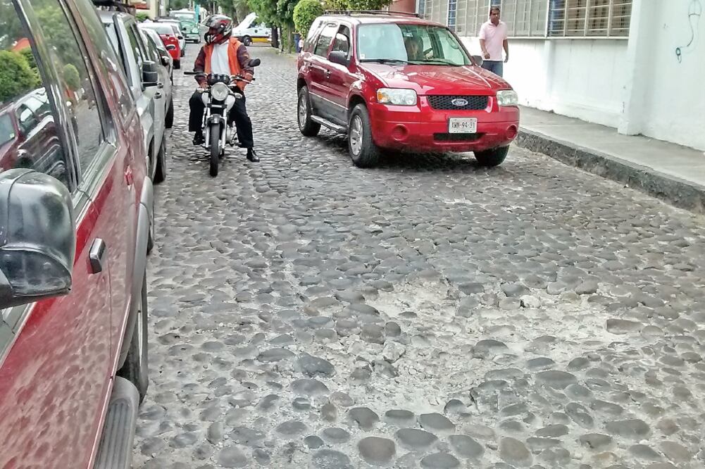 En las vialidades empedradas se registran grietas y baches constantes. Los vecinos también han reportado el robo de cable en las lámparas, lo que provoca que las calles estén oscuras y sean inseguras (GERARDO SUÁREZ. EL UNIVERSAL)