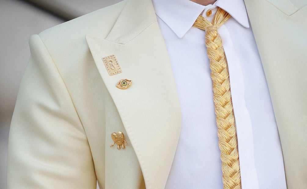 La corbata de Bad Bunny que llamó la atención. Foto: AFP
