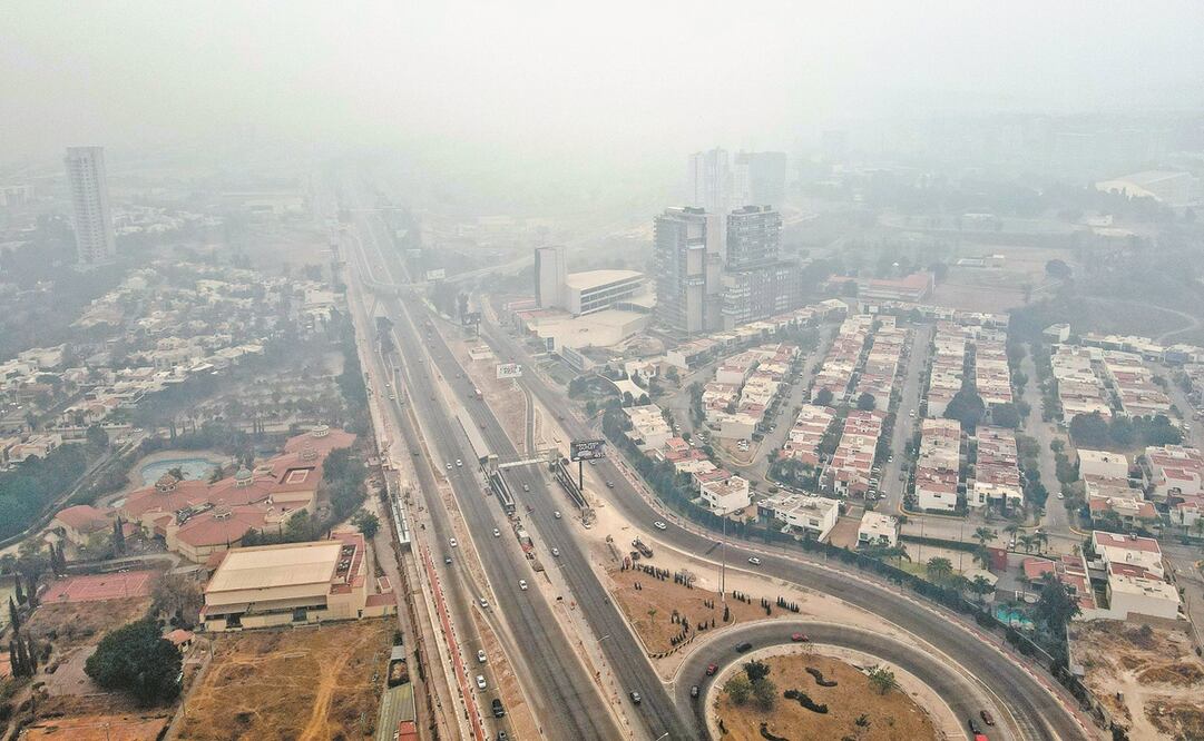 El incendio forestal, iniciado el jueves, ocasionó una gran cantidad de humo en la Zona Metropolitana de Guadalajara. Foto: Carlos Zepeda. EL UNIVERSAL