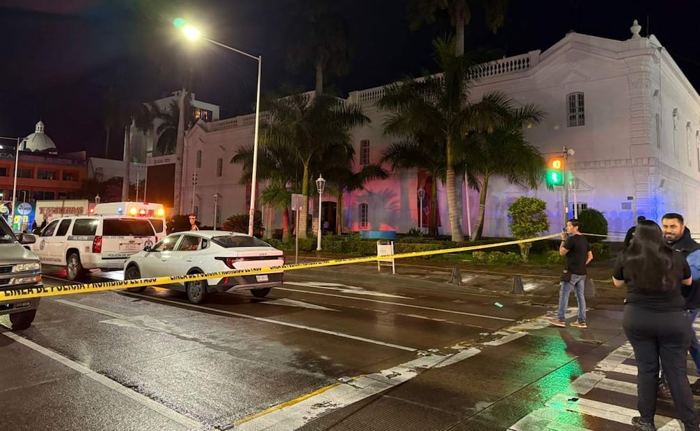 Asesinan a conductor de paquetería en Culiacán; unidad se estrella frente al Palacio Municipal.
Foto: Especial.