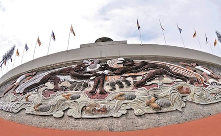 Mural en alto relieve luce en el estadio olímpico universitario