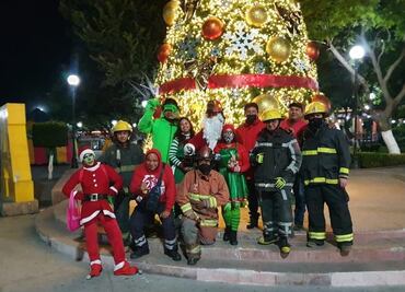 Bomberos se disfrazan de Santa, duendes y el Grinch y reparten aguinaldos en Tula