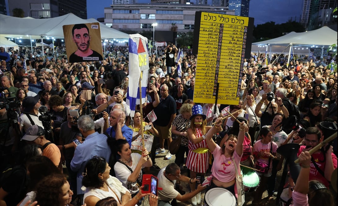 Cientos de personas celebran tras el anuncio de un acuerdo de paz en la Plaza de los Rehenes de Tel Aviv, Israel, el 9 de octubre de 2025. Foto: EFE