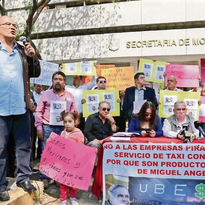 Por dos horas, los choferes de alquiler se manifestaron frente a la Semovi en demanda de eliminar el servicio de transporte de pasajeros por apps. DIEGO SIMÓN SÁNCHEZ. EL UNIVERSAL