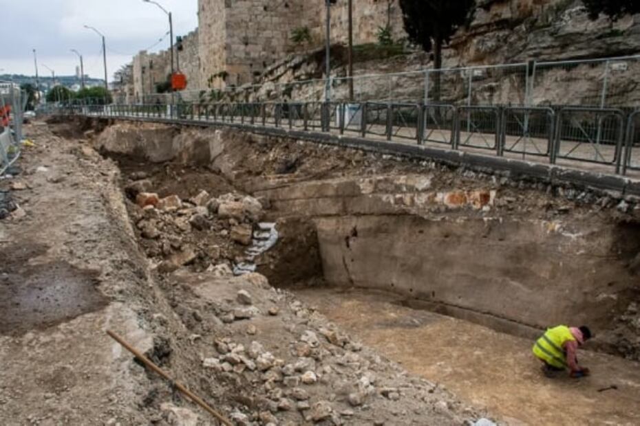 Arqueólogos descubren una enigmática mano tallada en un antiguo foso de piedra en Jerusalén: “Es un misterio”