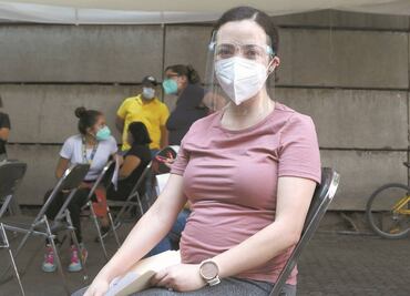 “Mi ginecólogo me dijo que me pusiera este primer ‘shot’"; Valeria recibe vacuna contra Covid con 32 semanas de embarazo