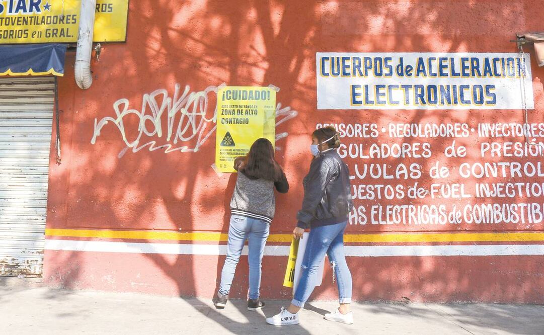 La mañana de ayer autoridades de la alcaldía Cuauhtémoc colocaron en calles de las colonias Guerrero y Doctores carteles que advierten que son zonas de alto peligro de contagio. Foto: Especial