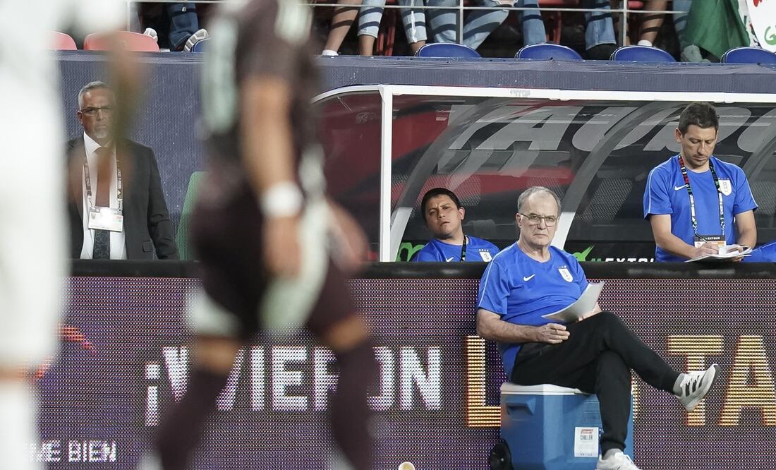 Marcelo Bielsa, durante un partido amistoso entre México y Uruguay - Foto: Imago7