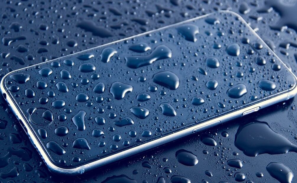 Utilizar el celular en el baño también puede ser perjudicial para su funcionamiento. Foto: Pixabay