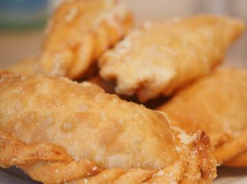 La forma más sencilla de hacer unas clásicas empanadas de jamón y queso