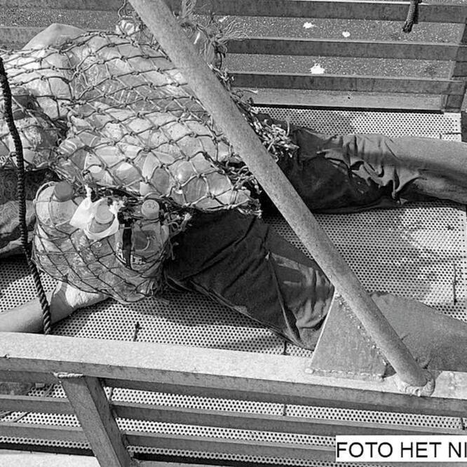 El cuerpo de un iraquí de 48 años fue encontrado el pasado fin de semana, entre las torres del parque eólico del puerto de Zeebrugge, en Bélgica. CORTESÍA NIEUWSBLAD